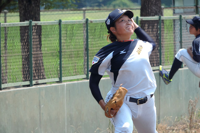 ブルペン投球を行う笹沼菜奈投手(平成国際大3年)