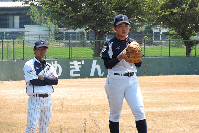 ブルペン投球を見つめる侍ジャパン女子代表・大倉孝一監督