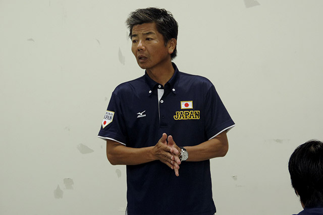 松山強化合宿最後のミーティングで話をする侍ジャパン女子代表・大倉孝一監督
