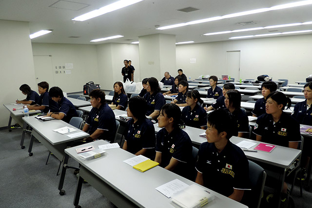 午後、坊っちゃんスタジアムでのミーティング中、真剣な表情で大倉孝一監督の話を聞く選手達
