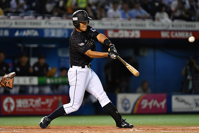 森下翔平(東海大)がライト前へタイムリーを放つ
