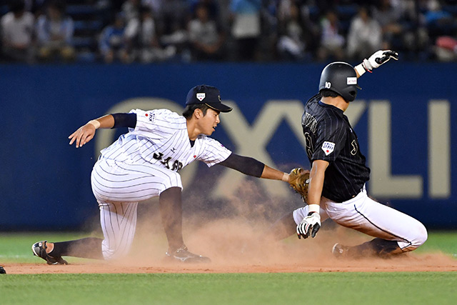 大山悠輔(白鴎大)が盗塁を決める