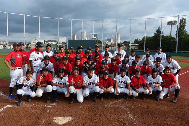 平成国際大との強化試合を終え、両チーム揃って記念写真に収まる侍ジャパン女子代表
