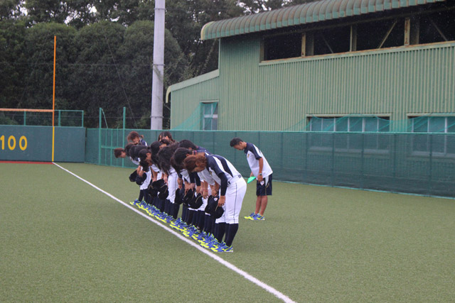 グラウンドに一礼する侍ジャパン女子代表の選手たち