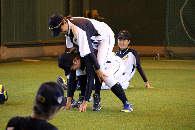 中島梨沙コーチに柔軟を厳しくチェックされる笹沼菜奈(平成国際大3年)