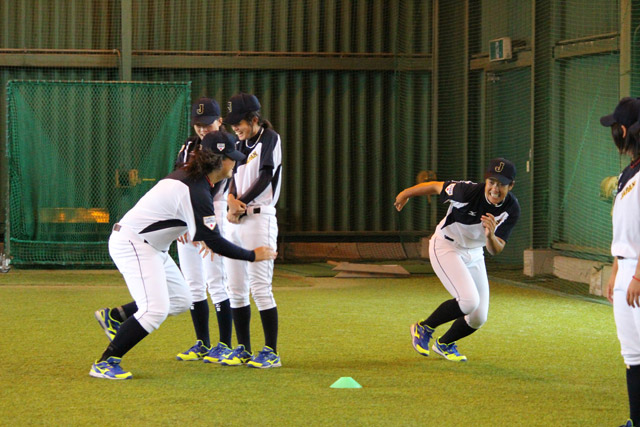 鬼ごっこで心と体を温める侍ジャパン女子代表