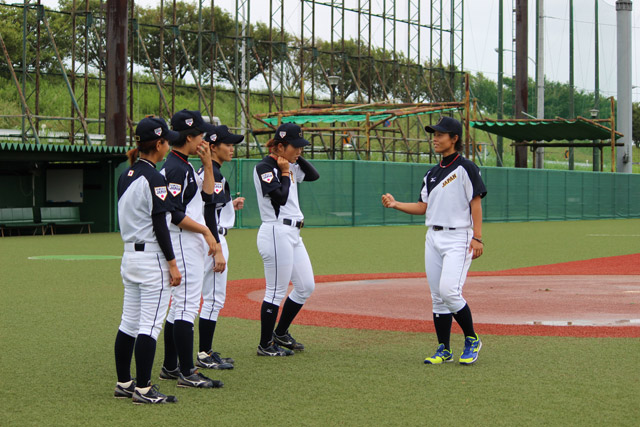 侍ジャパン女子代表投手陣は外で里綾実(兵庫ディオーネ)を中心にトレーニング