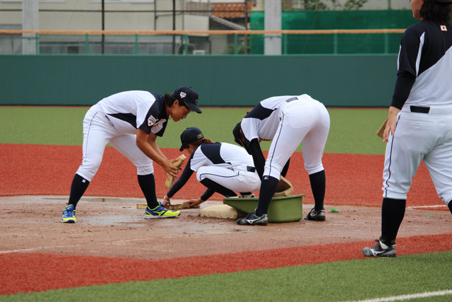 侍ジャパン女子代表選手総出でグラウンド整備にあたる