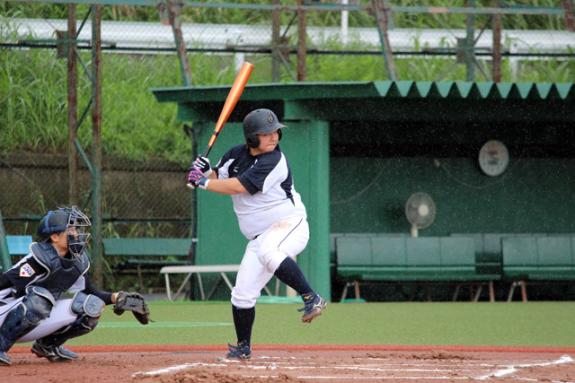 雨の中でも力強く構える石田悠紀子(新波)