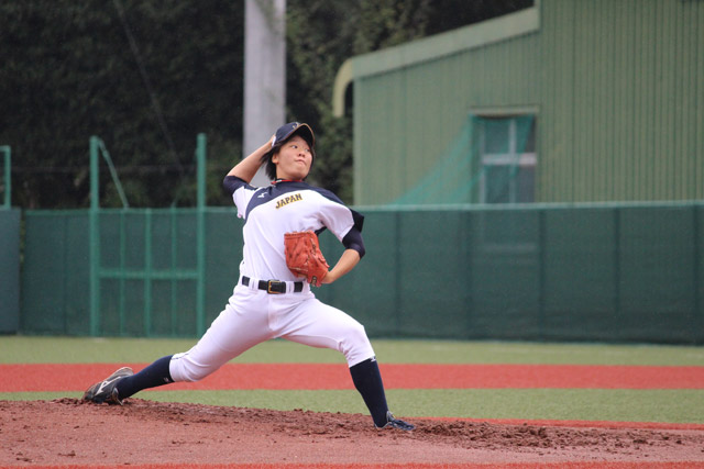 ダイナミックなフォームで投げる清水美佑(埼玉栄高3年)