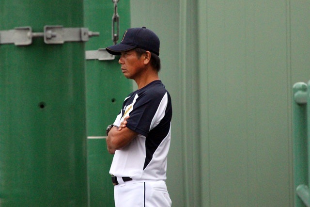 選手たちの状態を見つめる侍ジャパン女子代表・大倉孝一監督