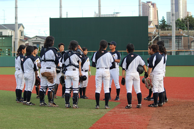侍ジャパン女子代表・大倉孝一監督からプレーの確認、注意点が告げられる