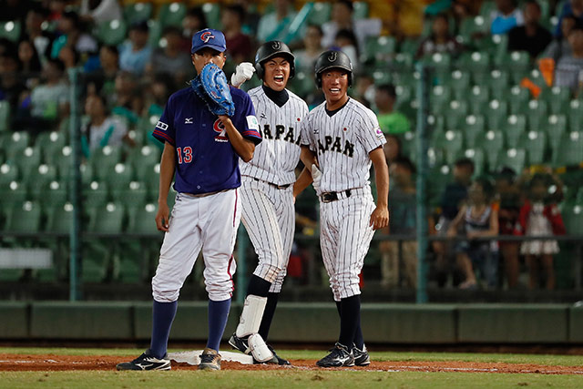 タイムリーを放った納大地(智辯学園)はガッツポーズ