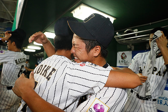 接戦を制し喜び抱き合う選手たち