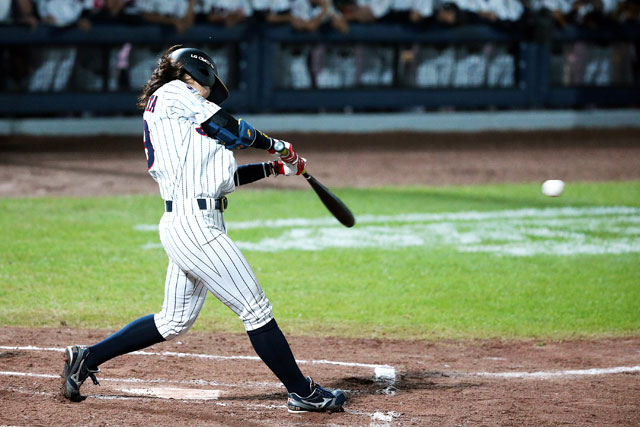 1回裏 レフト前に先制のタイムリーヒットを放つ川端友紀(埼玉アストライア)
