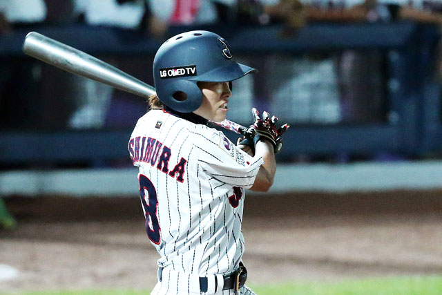 3回裏 センター前にタイムリーヒットを放った主将の志村亜貴子(アサヒトラスト)