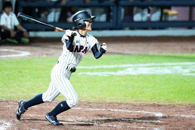 5回裏 三浦伊織(京都フローラ)が豪快なライトオーバーのタイムリーヒットを放つ