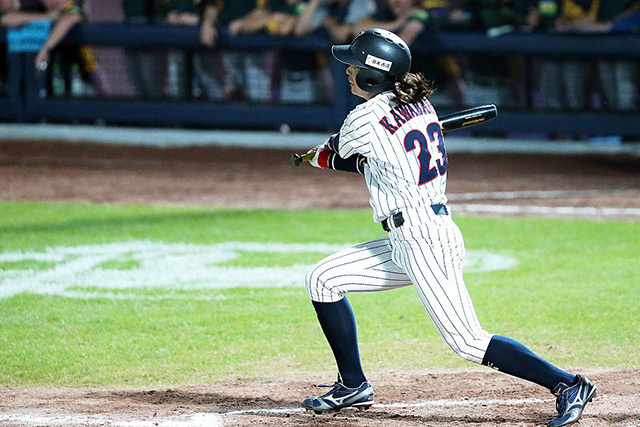 4番 川端友紀(埼玉アストライア)のタイムリースリーベースで先制
