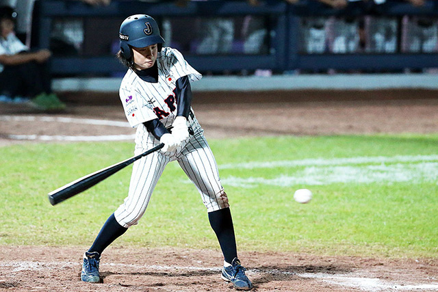 8番 船越千紘(平成国際大)が三遊間を破る2点タイムリー