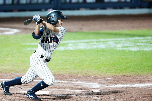 7番 小島也弥(環太平洋大)がライト前へタイムリーを放つ