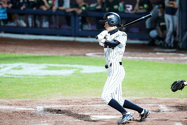 8番 船越千紘(平成国際大)のサード強襲タイムリーで3打点目