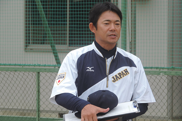 参加者に挨拶する仁志監督