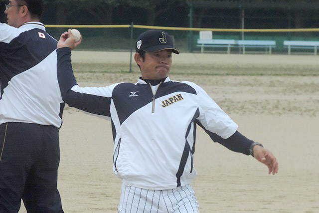 仁志監督が打撃投手を務める