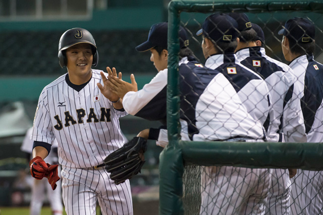 レフト前にタイムリーを放った三好匠(東北楽天)を迎えるベンチ