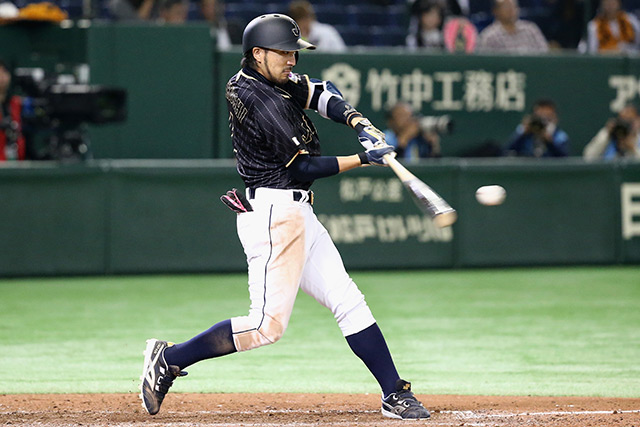 7回表 レフトオーバーのタイムリー二塁打を放つ菊池涼介(広島東洋)