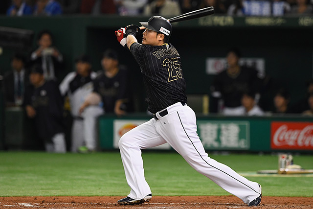 フェンス直撃のセンターオーバー二塁打を放つ筒香嘉智(横浜DeNA)