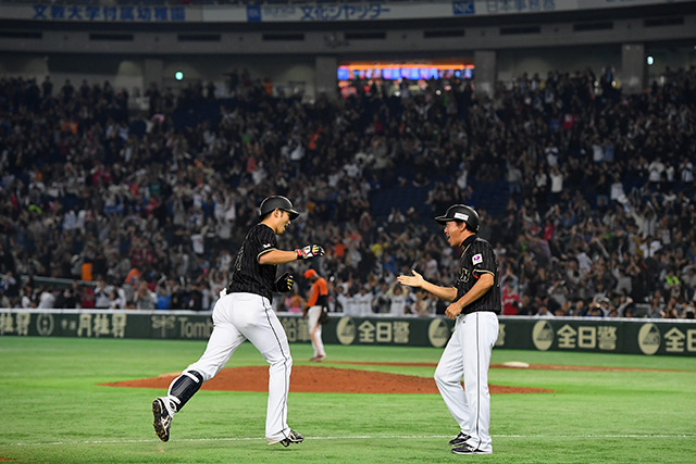 10回表 鈴木誠也(広島東洋)が勝ち越しの満塁ホームランを放つ