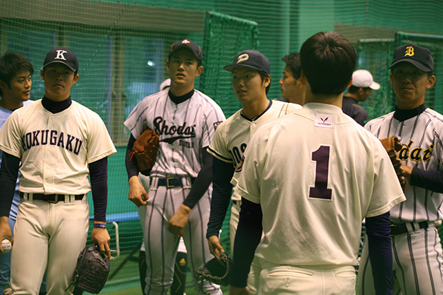 投手リーダー・齊藤大将(明治大)の指示を聞く投手陣