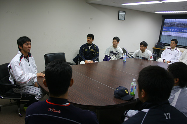 ゲスト参加の三菱重工広島・鮫島優樹投手を中心に行われた国際大会勉強会