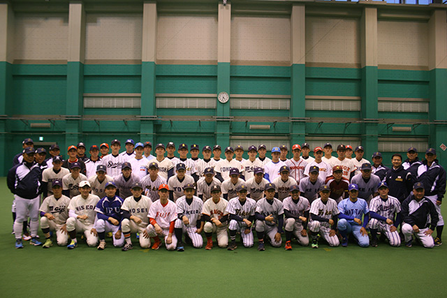 侍ジャパン大学代表選考合宿参加48選手・選考委員による集合写真