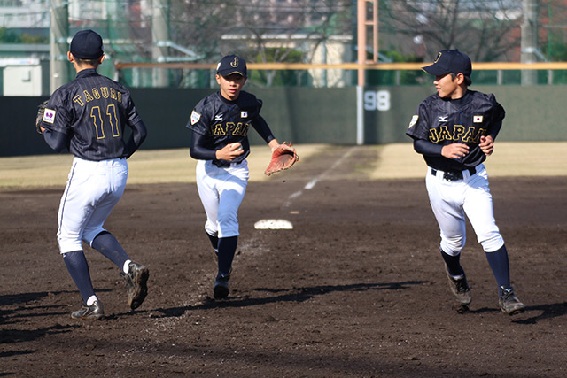 挟殺プレーを練習する侍ジャパンU-12代表選手たち