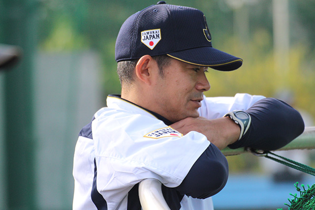 選手の打撃練習を見る侍ジャパンU-12代表・仁志敏久監督
