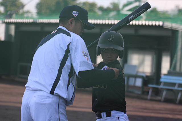 打撃フォームを丁寧に指導する侍ジャパンU-12代表・仁志敏久監督