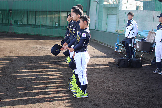 国内合宿での練習を終え、グラウンドにお礼の挨拶をする侍ジャパンU-12代表の15名
