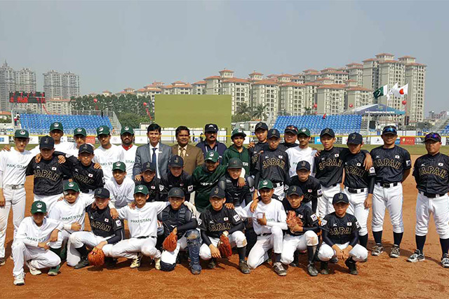 試合後、パキスタン代表選手と集合写真