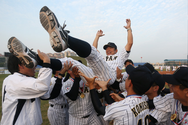 選手からの胴上げに笑顔がこぼれる仁志敏久監督