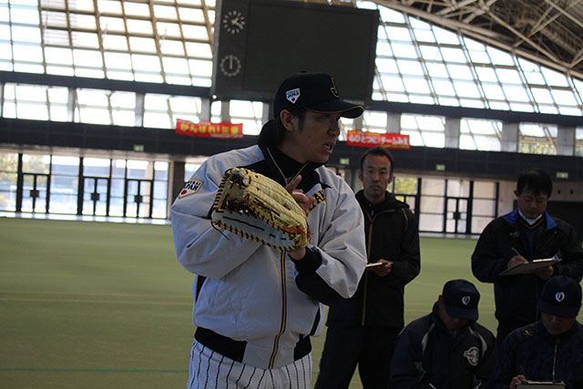 外野守備の注意点について説明する多村仁志氏