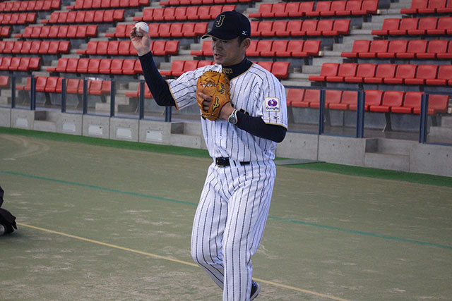 内野守備について説明する仁志敏久氏