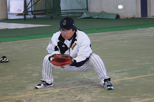 キャッチングについて説明する里崎智也氏