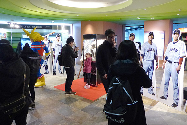 WBC優勝トロフィーと記念撮影