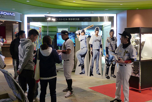 チラシを渡す「偽ジャパン」あれ慎之助さん