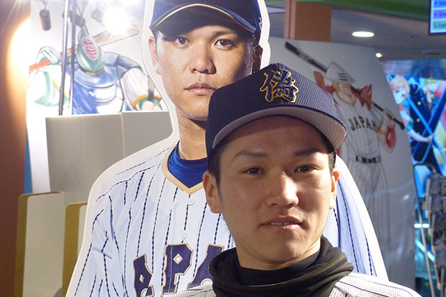 「侍ジャパン」坂本勇人選手パネルの前に立つ「偽ジャパン」さかともさん