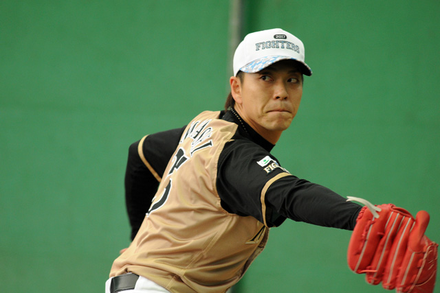 ブルペンで投球練習を行なう宮西尚生投手