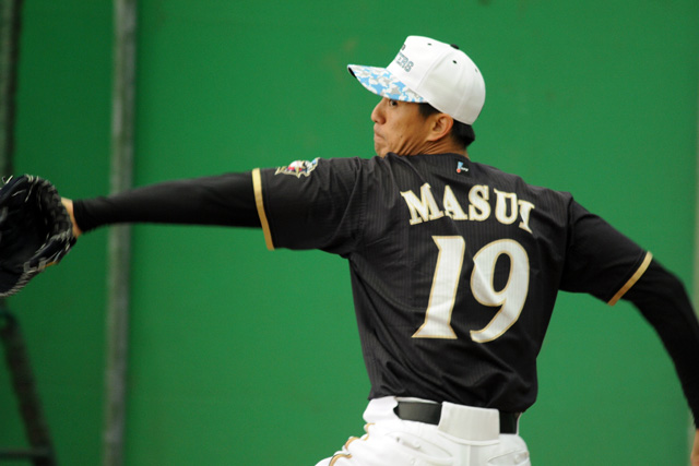 ブルペンで投球練習を行なう増井浩俊投手