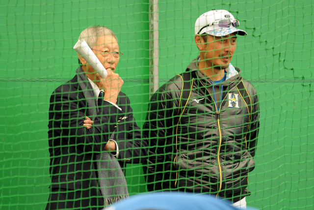 北海道日本ハム・吉井理人投手コーチと共にブルペン投球を見つめる権藤博投手コーチ