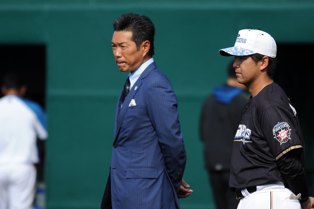 バッティング練習を見つめる小久保裕紀監督